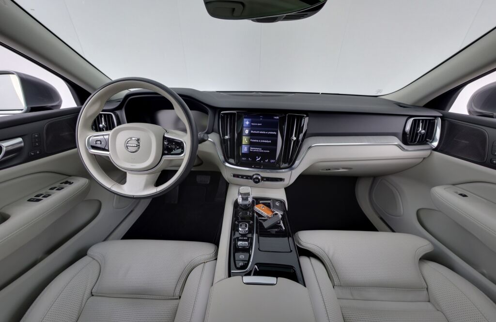 VOLVO V60 2021 T6 Recharge TwE AWD Inscription / Hieronta / ACC / Panoraama / Vetokoukku / Huippuvarusteilla - RAHOITUS TÄHÄN AUTOON VAIN 3.99% - 
