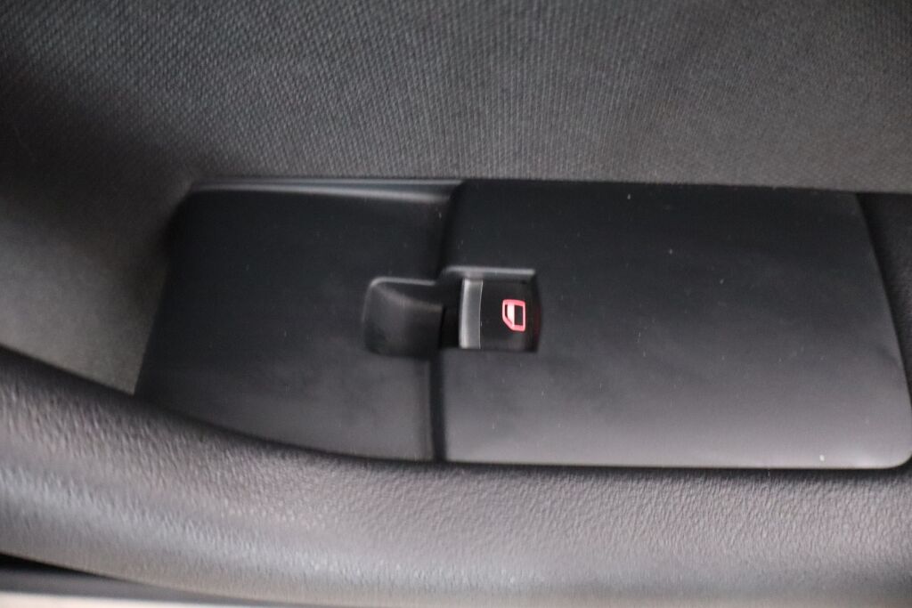 Audi A3 2012 Sportback Attraction S line Business Plus 1,4 TFSI 92 kW / SIISTI / Xenonit / Lohko.sisäp. / Aut.ilmastointi / Vakkari / Metalliväri