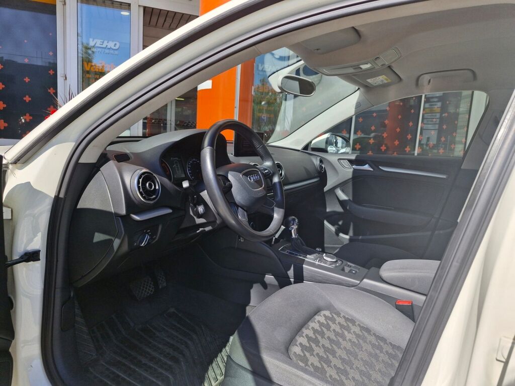 Audi A3 2014 Sportback Business 1,6 TDI 77 kW S tronic / Suomi-auto / Tutkat / Uudet kesärenkaat / Jakopää tehty 166tkm / Xenon valot