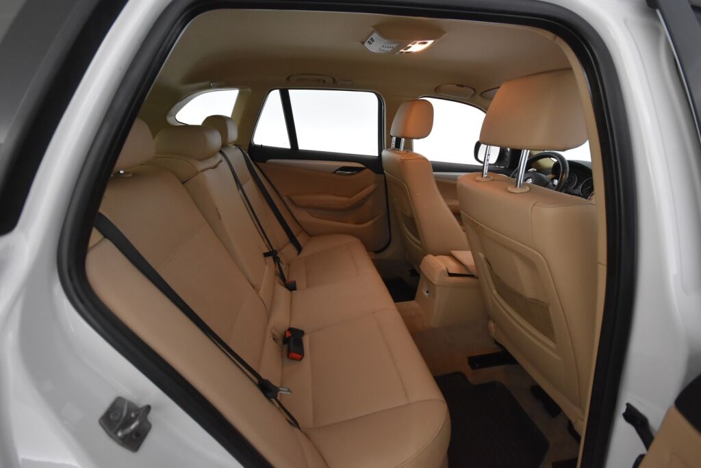 BMW X1 2010 xDrive 23D A E84 SAV / Nahkasisusta / Koukku / Uudet kesärenkaat / Uusi tuulilasi / Juuri huollettu