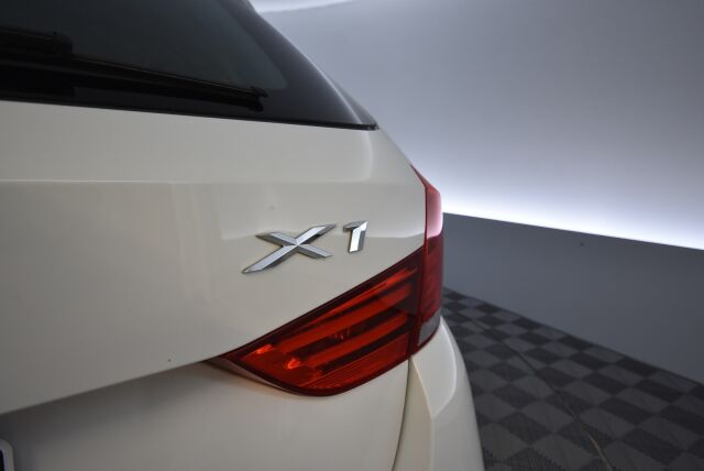 BMW X1 2010 xDrive 23D A E84 SAV / Nahkasisusta / Koukku / Uudet kesärenkaat / Uusi tuulilasi / Juuri huollettu