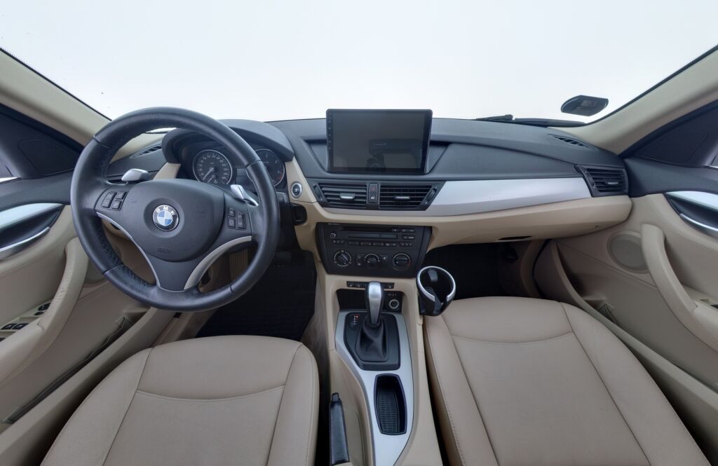 BMW X1 2010 xDrive 23D A E84 SAV / Nahkasisusta / Koukku / Uudet kesärenkaat / Uusi tuulilasi / Juuri huollettu
