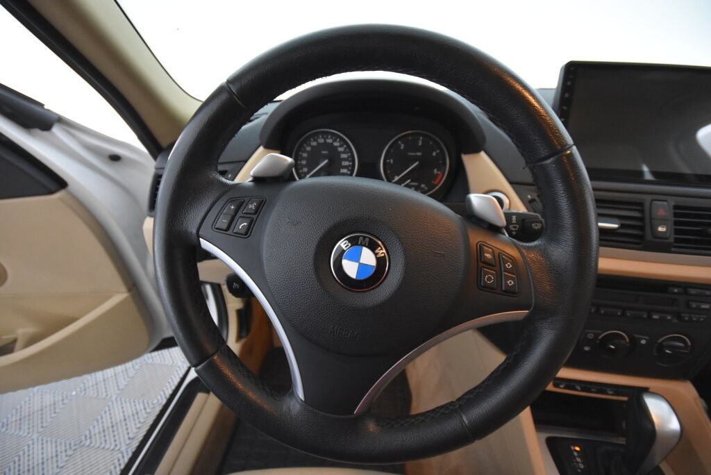 BMW X1 2010 xDrive 23D A E84 SAV / Nahkasisusta / Koukku / Uudet kesärenkaat / Uusi tuulilasi / Juuri huollettu