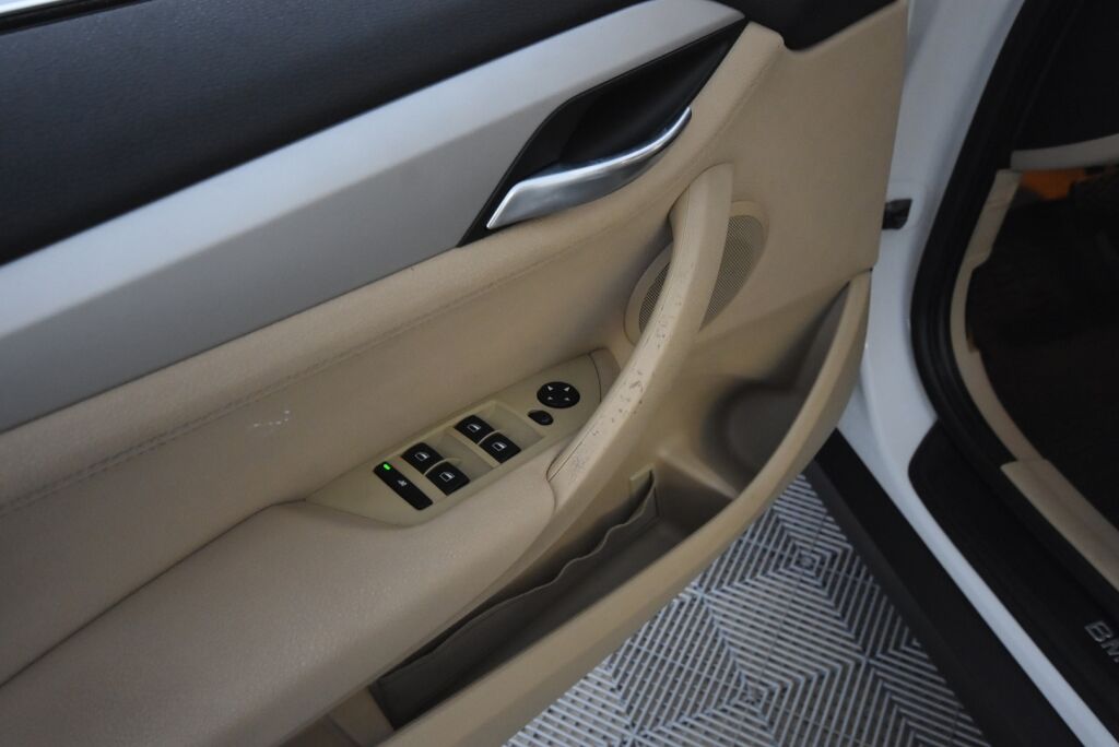 BMW X1 2010 xDrive 23D A E84 SAV / Nahkasisusta / Koukku / Uudet kesärenkaat / Uusi tuulilasi / Juuri huollettu