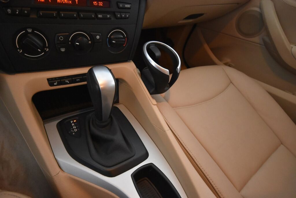 BMW X1 2010 xDrive 23D A E84 SAV / Nahkasisusta / Koukku / Uudet kesärenkaat / Uusi tuulilasi / Juuri huollettu