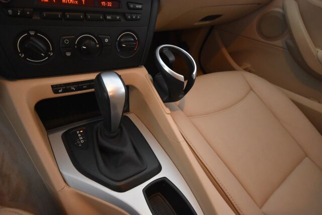 BMW X1 2010 xDrive 23D A E84 SAV / Nahkasisusta / Koukku / Uudet kesärenkaat / Uusi tuulilasi / Juuri huollettu