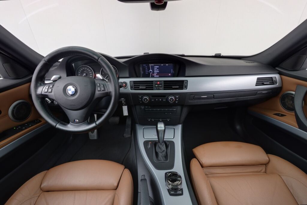 BMW 330 2009 A E91 Touring LCI M Sport / Panoraama / Nahkasisusta / Acc / Pro Navi / Individual Audio / Sähköpenkit / Hyvin huollettu