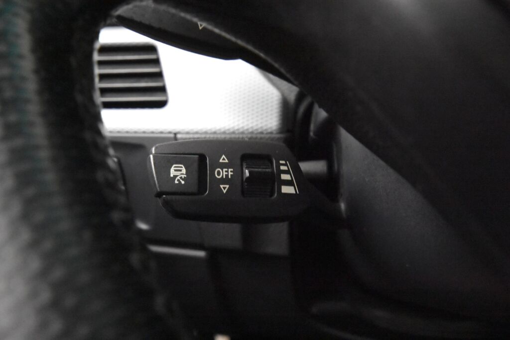 BMW 330 2009 A E91 Touring LCI M Sport / Panoraama / Nahkasisusta / Acc / Pro Navi / Individual Audio / Sähköpenkit / Hyvin huollettu