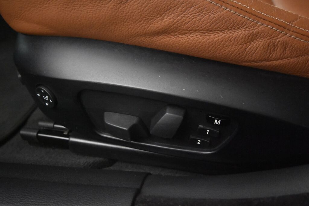 BMW 330 2009 A E91 Touring LCI M Sport / Panoraama / Nahkasisusta / Acc / Pro Navi / Individual Audio / Sähköpenkit / Hyvin huollettu