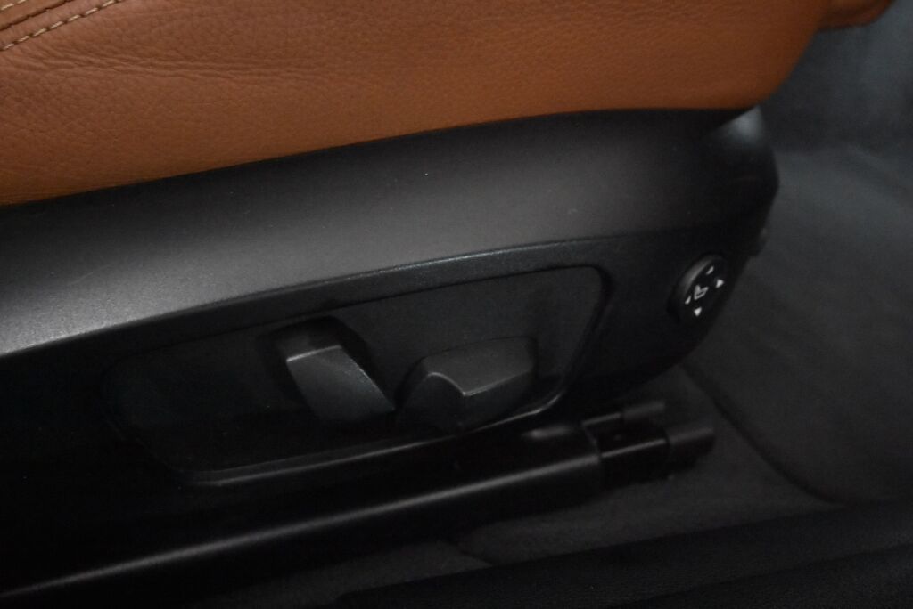 BMW 330 2009 A E91 Touring LCI M Sport / Panoraama / Nahkasisusta / Acc / Pro Navi / Individual Audio / Sähköpenkit / Hyvin huollettu