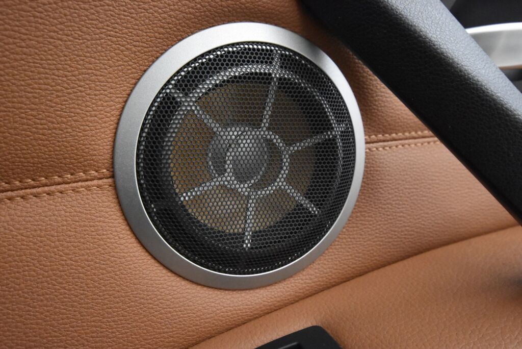 BMW 330 2009 A E91 Touring LCI M Sport / Panoraama / Nahkasisusta / Acc / Pro Navi / Individual Audio / Sähköpenkit / Hyvin huollettu