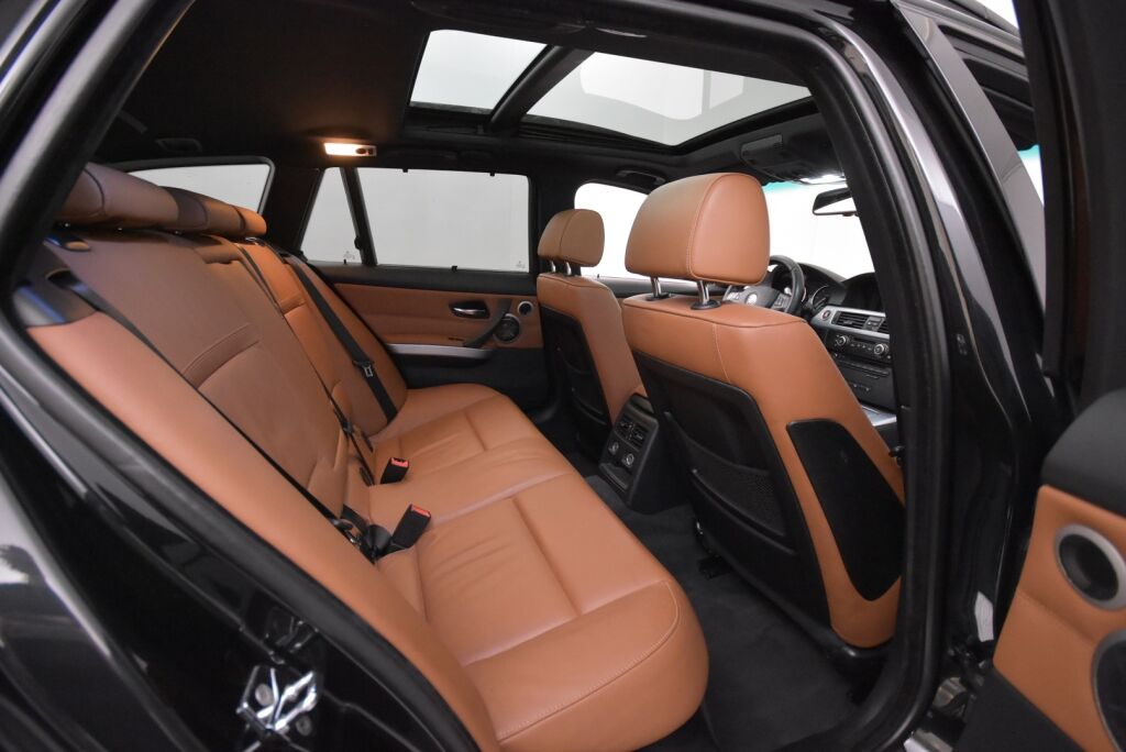 BMW 330 2009 A E91 Touring LCI M Sport / Panoraama / Nahkasisusta / Acc / Pro Navi / Individual Audio / Sähköpenkit / Hyvin huollettu