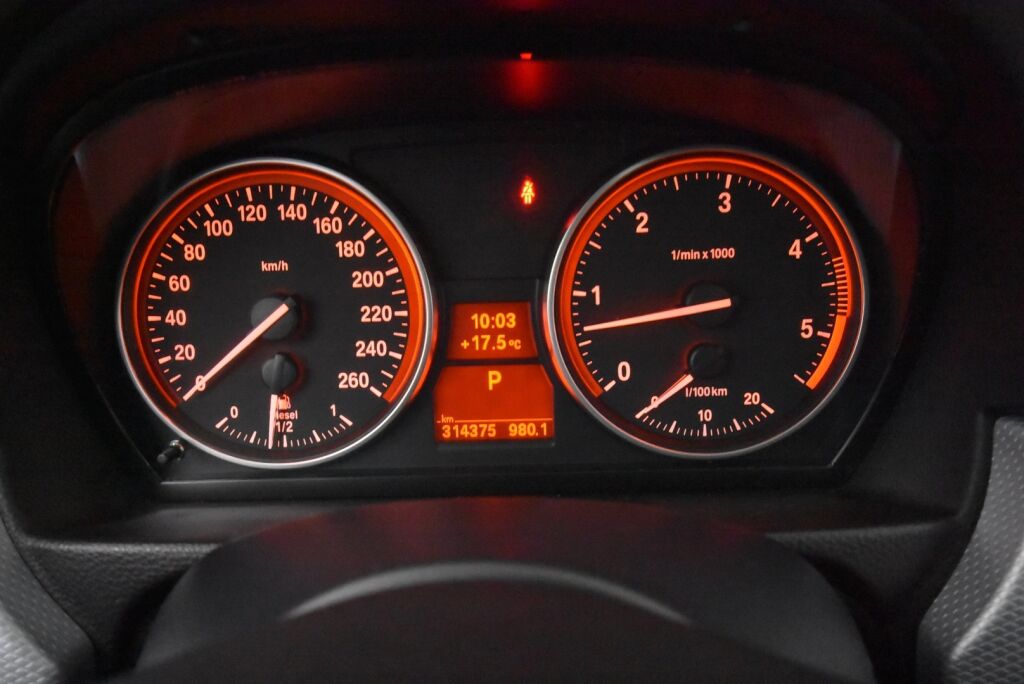 BMW 330 2009 A E91 Touring LCI M Sport / Panoraama / Nahkasisusta / Acc / Pro Navi / Individual Audio / Sähköpenkit / Hyvin huollettu
