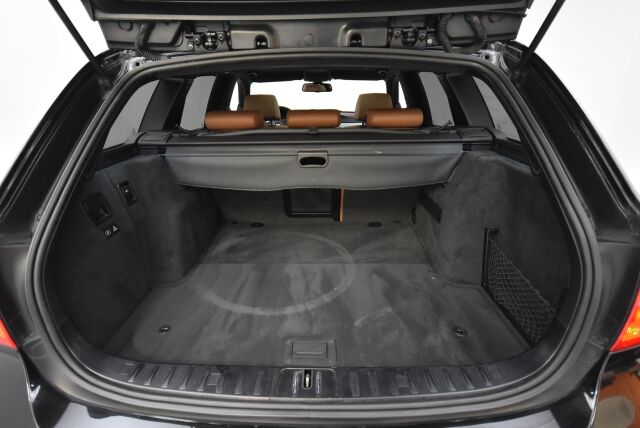 BMW 330 2009 A E91 Touring LCI M Sport / Panoraama / Nahkasisusta / Acc / Pro Navi / Individual Audio / Sähköpenkit / Hyvin huollettu