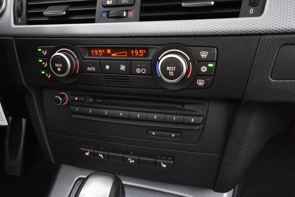 BMW 330 2009 A E91 Touring LCI M Sport / Panoraama / Nahkasisusta / Acc / Pro Navi / Individual Audio / Sähköpenkit / Hyvin huollettu