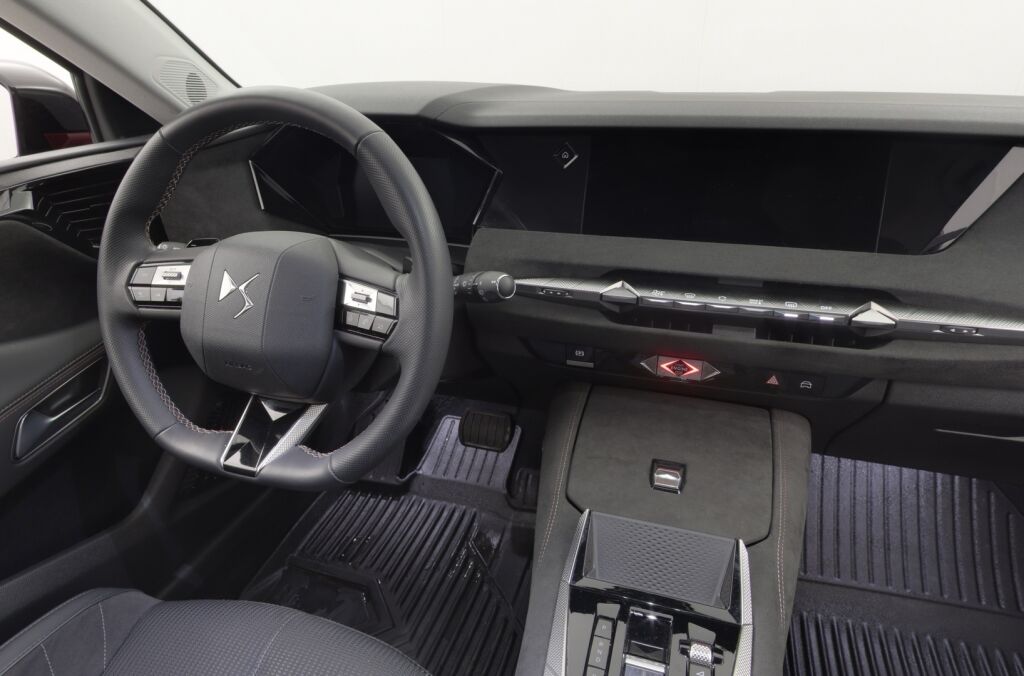 DS 4 2023 E-Tense Plug-in Hybrid 225 Performance Line Automaatti / Suomiauto / Keyless Go / 360° kamera / Kaistavahti / Vakkari / Tutkat / - RAHOITUS TÄHÄN AUTOON VAIN 3.99% - 