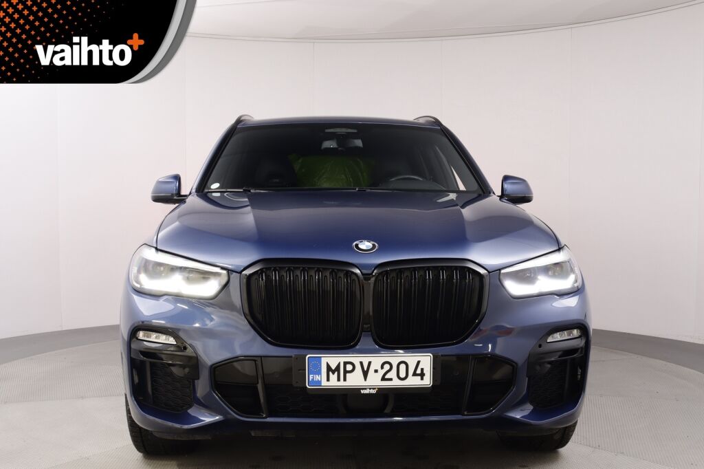 BMW X5 2021 G05 xDrive45e A M Sport / M-Penkit / H&K / Driving Assistant plus / Vetokoukku / Nahkaverhoiltu kojelauta / HUD - RAHOITUS TÄHÄN AUTOON VAIN 3.99% - 