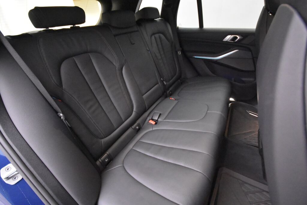 BMW X5 2021 G05 xDrive45e A M Sport / M-Penkit / H&K / Driving Assistant plus / Vetokoukku / Nahkaverhoiltu kojelauta / HUD - RAHOITUS TÄHÄN AUTOON VAIN 3.99% - 
