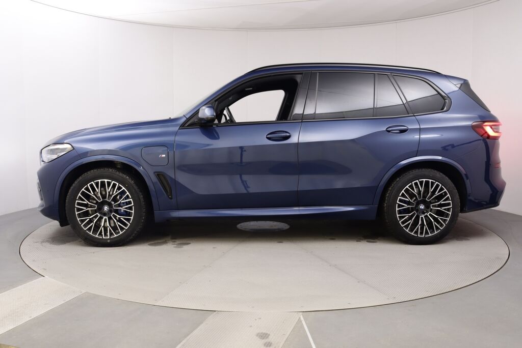 BMW X5 2021 G05 xDrive45e A M Sport / M-Penkit / H&K / Driving Assistant plus / Vetokoukku / Nahkaverhoiltu kojelauta / HUD - RAHOITUS TÄHÄN AUTOON VAIN 3.99% - 