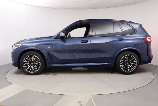 BMW X5 2021 G05 xDrive45e A M Sport / M-Penkit / H&K / Driving Assistant plus / Vetokoukku / Nahkaverhoiltu kojelauta / HUD - RAHOITUS TÄHÄN AUTOON VAIN 3.99% - 