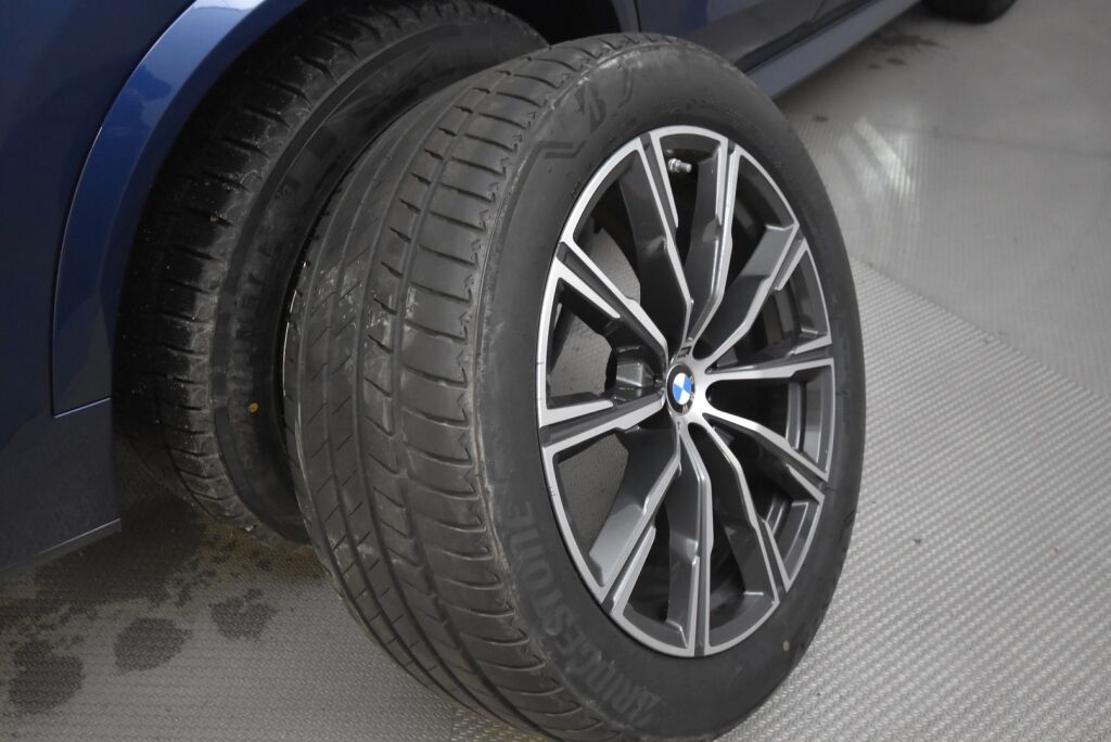 BMW X5 2021 G05 xDrive45e A M Sport / M-Penkit / H&K / Driving Assistant plus / Vetokoukku / Nahkaverhoiltu kojelauta / HUD - RAHOITUS TÄHÄN AUTOON VAIN 3.99% - 