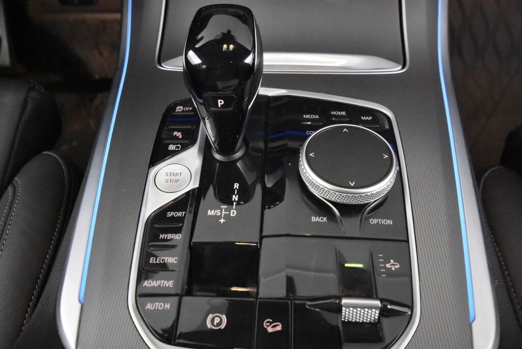 BMW X5 2021 G05 xDrive45e A M Sport / M-Penkit / H&K / Driving Assistant plus / Vetokoukku / Nahkaverhoiltu kojelauta / HUD - RAHOITUS TÄHÄN AUTOON VAIN 3.99% - 