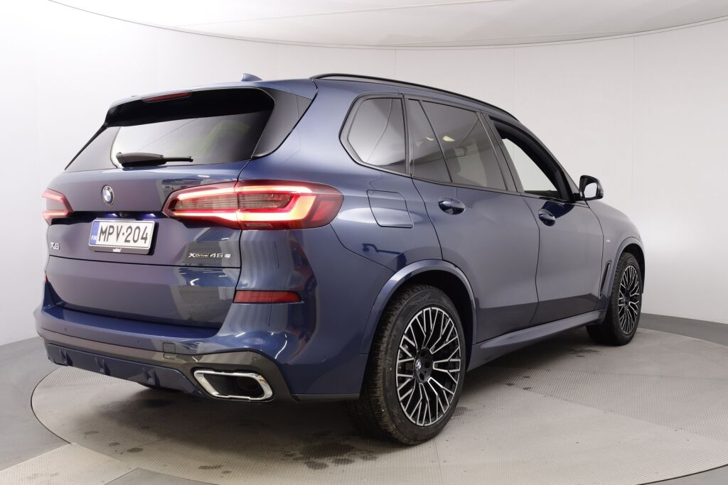 BMW X5 2021 G05 xDrive45e A M Sport / M-Penkit / H&K / Driving Assistant plus / Vetokoukku / Nahkaverhoiltu kojelauta / HUD - RAHOITUS TÄHÄN AUTOON VAIN 3.99% - 