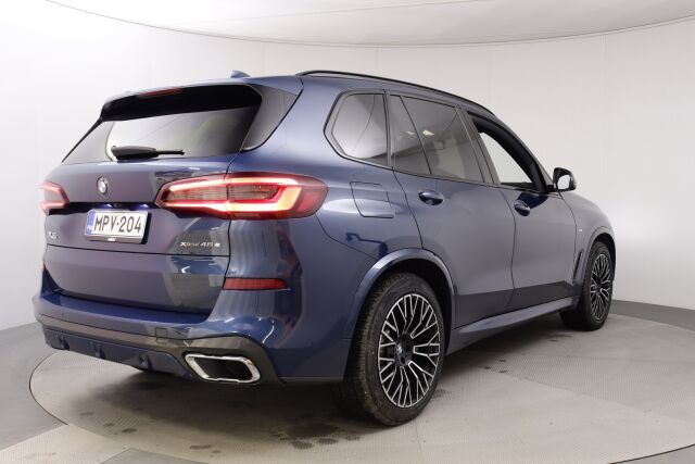 BMW X5 2021 G05 xDrive45e A M Sport / M-Penkit / H&K / Driving Assistant plus / Vetokoukku / Nahkaverhoiltu kojelauta / HUD - RAHOITUS TÄHÄN AUTOON VAIN 3.99% - 