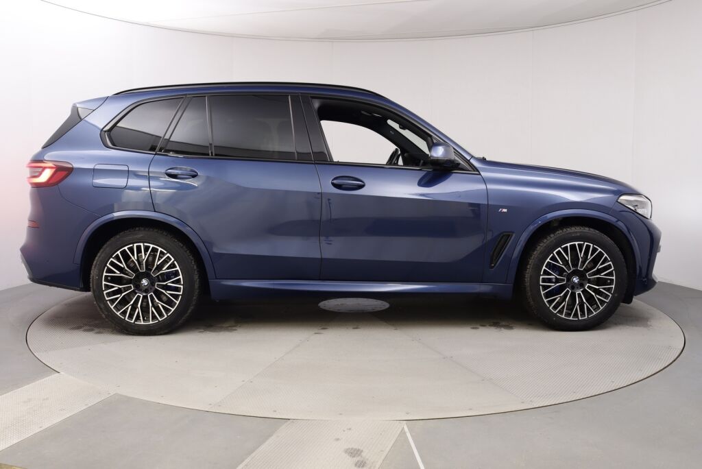 BMW X5 2021 G05 xDrive45e A M Sport / M-Penkit / H&K / Driving Assistant plus / Vetokoukku / Nahkaverhoiltu kojelauta / HUD - RAHOITUS TÄHÄN AUTOON VAIN 3.99% - 