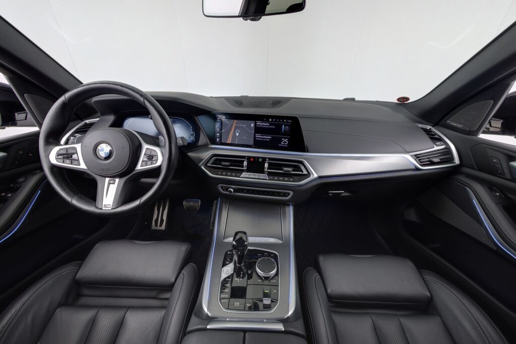 BMW X5 2021 G05 xDrive45e A M Sport / M-Penkit / H&K / Driving Assistant plus / Vetokoukku / Nahkaverhoiltu kojelauta / HUD - RAHOITUS TÄHÄN AUTOON VAIN 3.99% - 