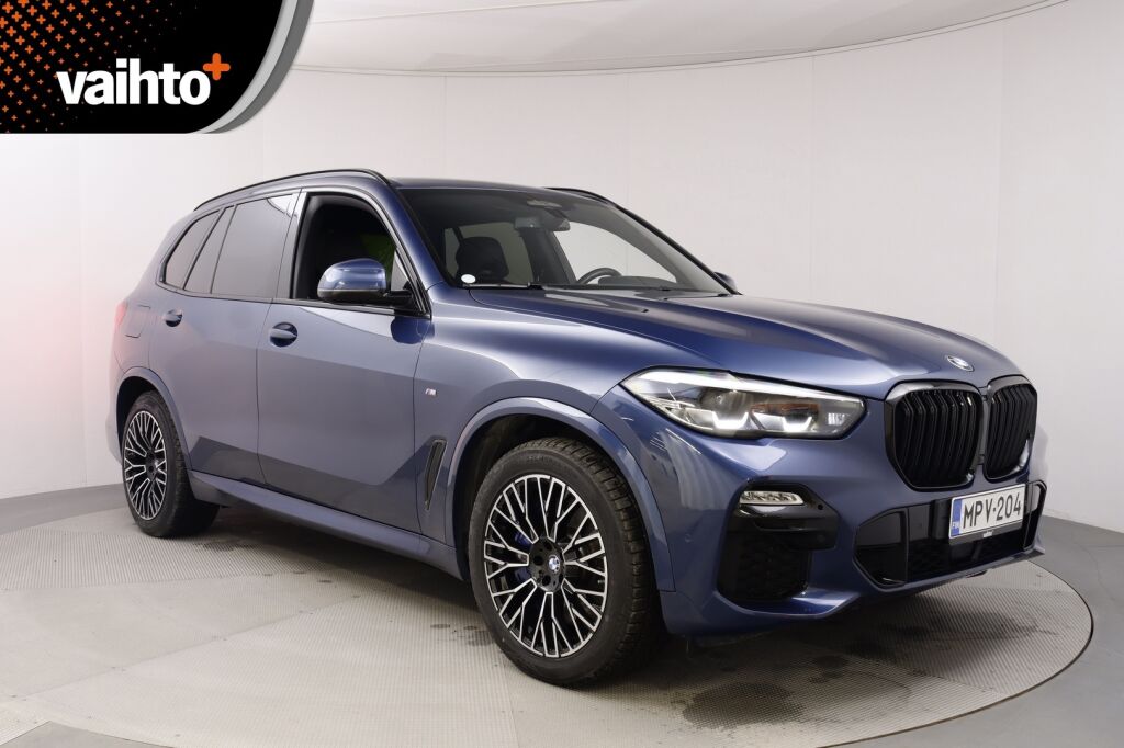 BMW X5 2021 G05 xDrive45e A M Sport / M-Penkit / H&K / Driving Assistant plus / Vetokoukku / Nahkaverhoiltu kojelauta / HUD - RAHOITUS TÄHÄN AUTOON VAIN 3.99% - 