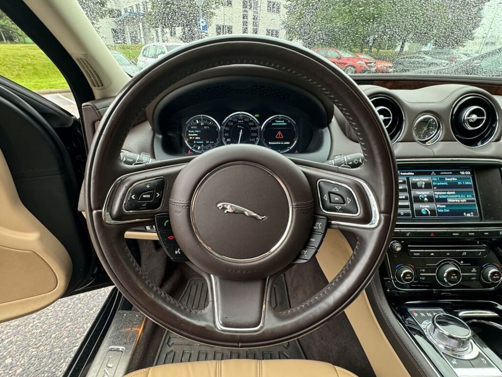 Jaguar XJ 2014 3,0 V6 TD 275 Premium Luxury LWB / 1-omistaja / Suomiauto / Adapt. vakkari / Panoraama / Huippusiisti yksilö!