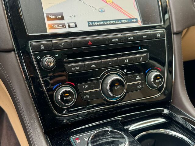 Jaguar XJ 2014 3,0 V6 TD 275 Premium Luxury LWB / 1-omistaja / Suomiauto / Adapt. vakkari / Panoraama / Huippusiisti yksilö!