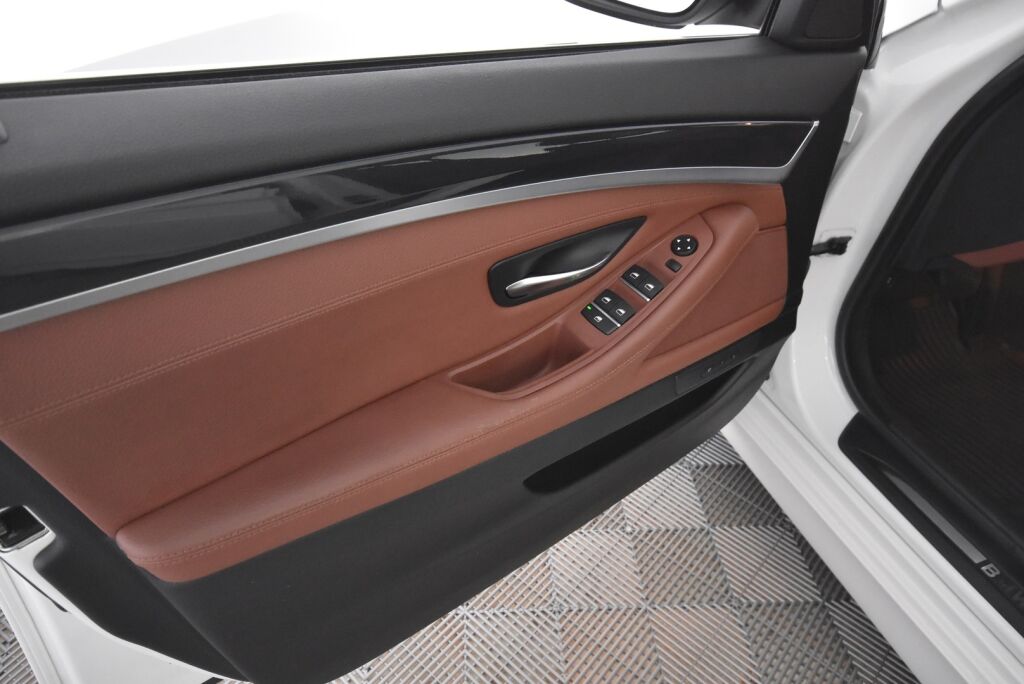 BMW 520 2016 F10 Sedan 520d A Business Exclusive Edition / Muistipenkki / Nahat / Webasto