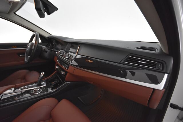 BMW 520 2016 F10 Sedan 520d A Business Exclusive Edition / Muistipenkki / Nahat / Webasto