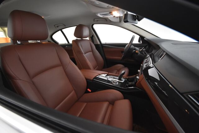 BMW 520 2016 F10 Sedan 520d A Business Exclusive Edition / Muistipenkki / Nahat / Webasto