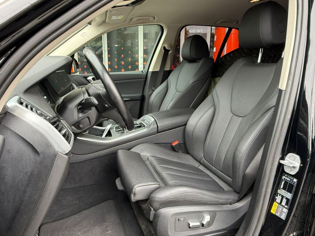 BMW X5 2020 G05 xDrive45e A / Vetokoukku / Adapt. Vakkari / Merkkarin huoltokirja