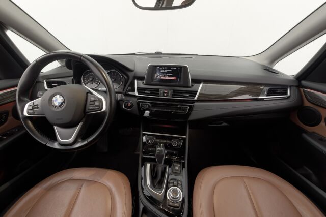 BMW 225 2016 F45 Active Tourer 225xe A Business Luxury / Nahkat / LEDit / Keyless GO / Navi / Sähköluukku / P.kamera / Kaistavahti /