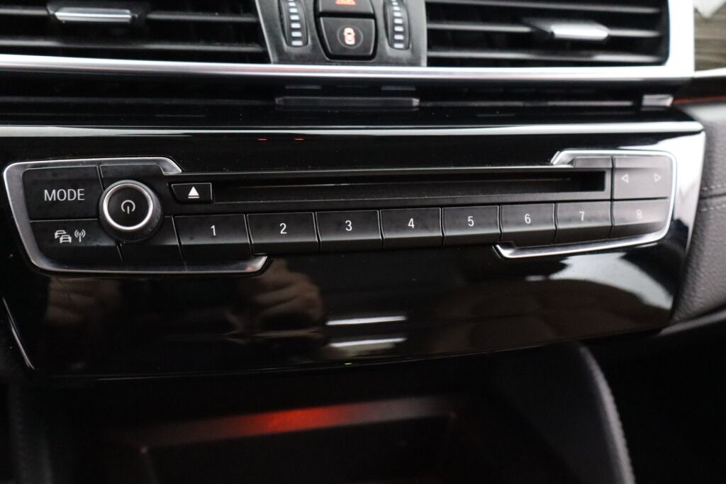 BMW 225 2016 F45 Active Tourer 225xe A Business Luxury / Nahkat / LEDit / Keyless GO / Navi / Sähköluukku / P.kamera / Kaistavahti /