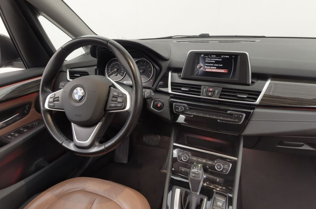 BMW 225 2016 F45 Active Tourer 225xe A Business Luxury / Nahkat / LEDit / Keyless GO / Navi / Sähköluukku / P.kamera / Kaistavahti /