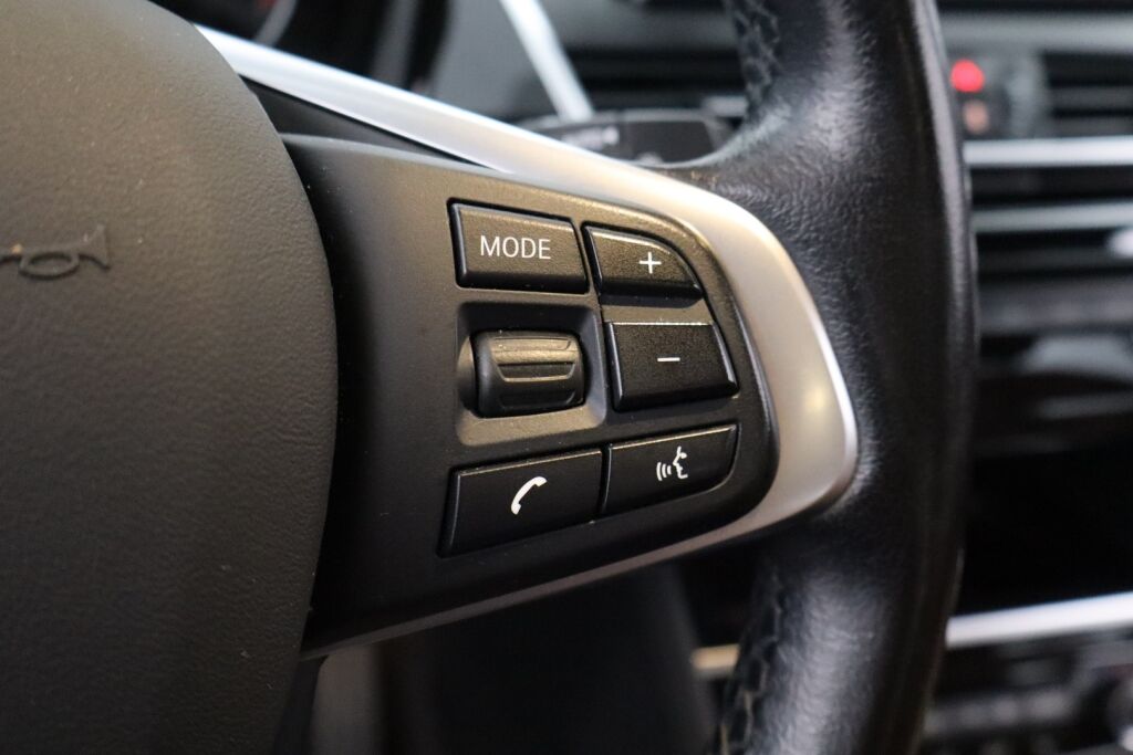 BMW 225 2016 F45 Active Tourer 225xe A Business Luxury / Nahkat / LEDit / Keyless GO / Navi / Sähköluukku / P.kamera / Kaistavahti /