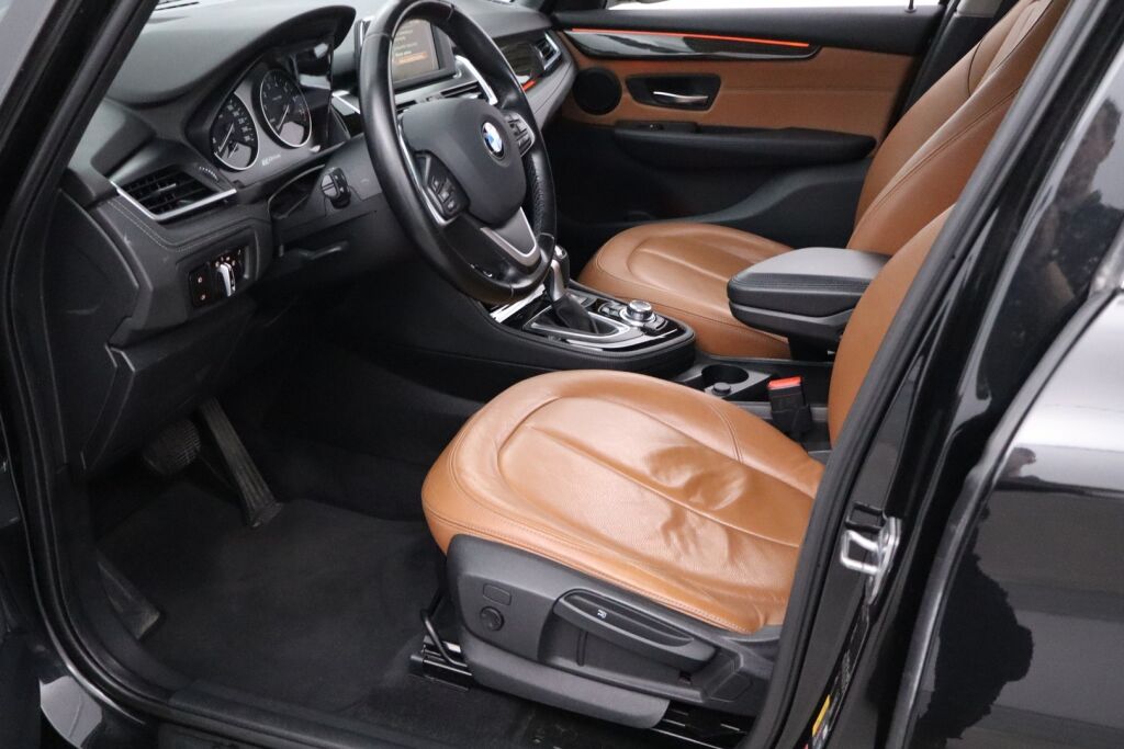 BMW 225 2016 F45 Active Tourer 225xe A Business Luxury / Nahkat / LEDit / Keyless GO / Navi / Sähköluukku / P.kamera / Kaistavahti /