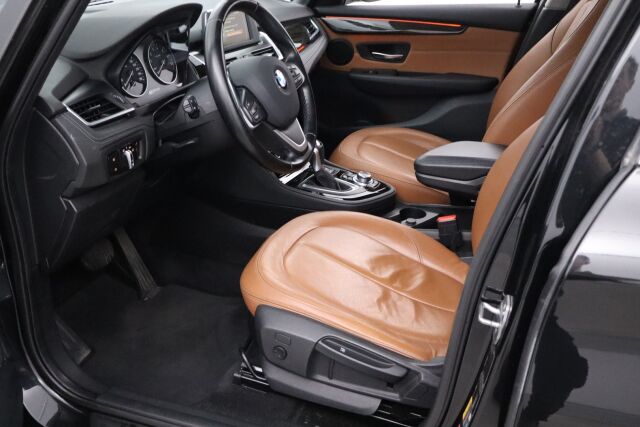 BMW 225 2016 F45 Active Tourer 225xe A Business Luxury / Nahkat / LEDit / Keyless GO / Navi / Sähköluukku / P.kamera / Kaistavahti /