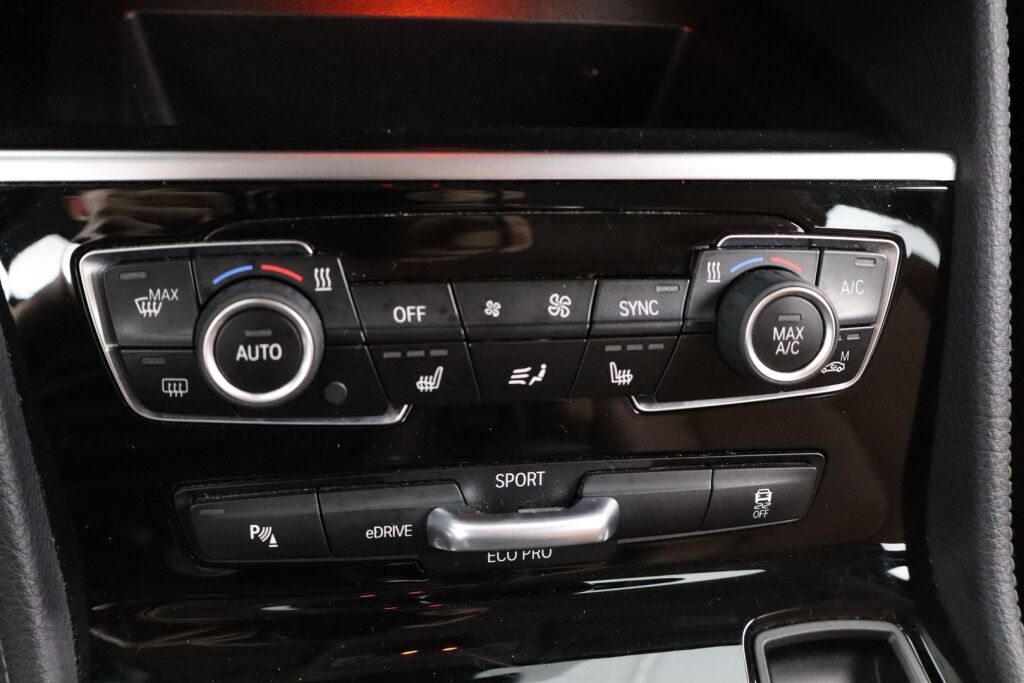 BMW 225 2016 F45 Active Tourer 225xe A Business Luxury / Nahkat / LEDit / Keyless GO / Navi / Sähköluukku / P.kamera / Kaistavahti /