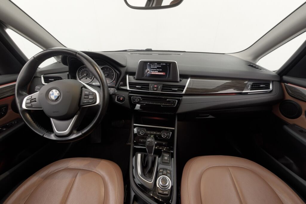 BMW 225 2016 F45 Active Tourer 225xe A Business Luxury / Nahkat / LEDit / Keyless GO / Navi / Sähköluukku / P.kamera / Kaistavahti /