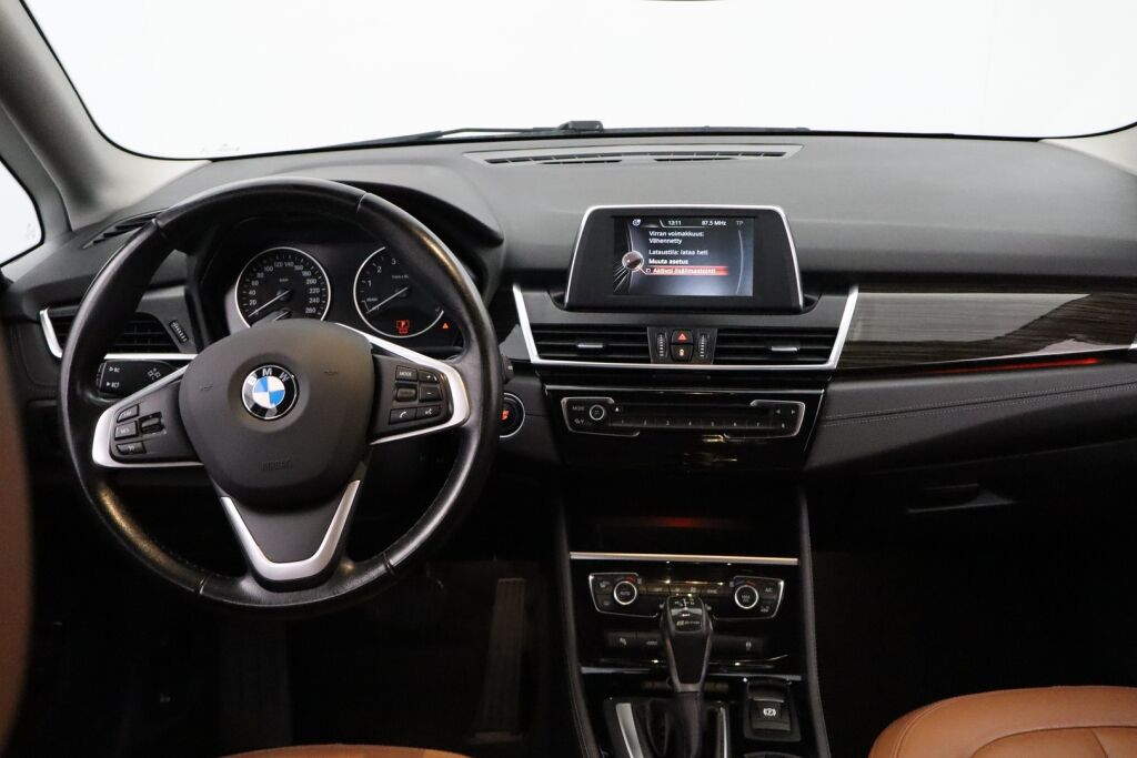 BMW 225 2016 F45 Active Tourer 225xe A Business Luxury / Nahkat / LEDit / Keyless GO / Navi / Sähköluukku / P.kamera / Kaistavahti /