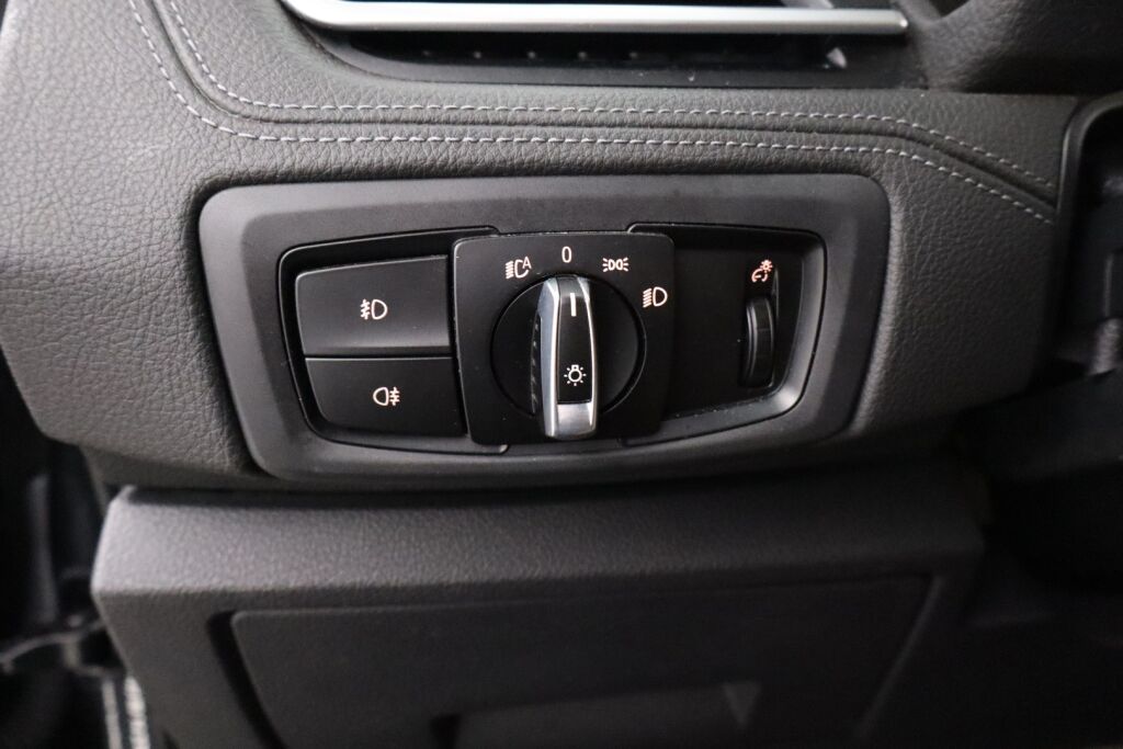 BMW 225 2016 F45 Active Tourer 225xe A Business Luxury / Nahkat / LEDit / Keyless GO / Navi / Sähköluukku / P.kamera / Kaistavahti /