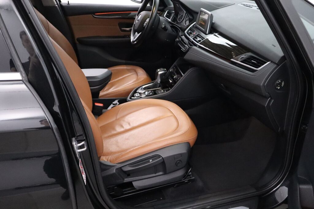 BMW 225 2016 F45 Active Tourer 225xe A Business Luxury / Nahkat / LEDit / Keyless GO / Navi / Sähköluukku / P.kamera / Kaistavahti /