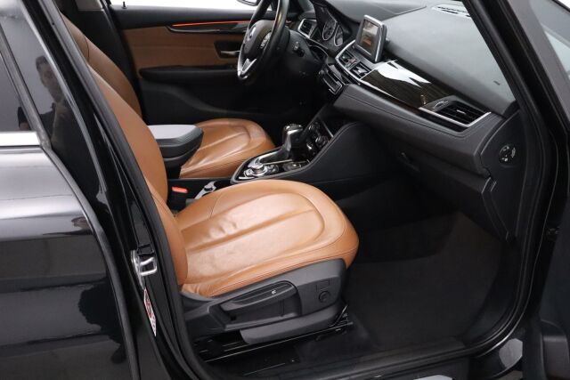 BMW 225 2016 F45 Active Tourer 225xe A Business Luxury / Nahkat / LEDit / Keyless GO / Navi / Sähköluukku / P.kamera / Kaistavahti /