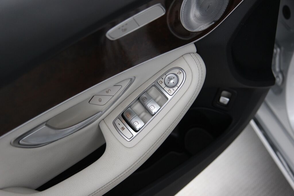 Mercedes-Benz C 2016 300 h T A Premium Business / Burmester / Distronic / Vetokoukku